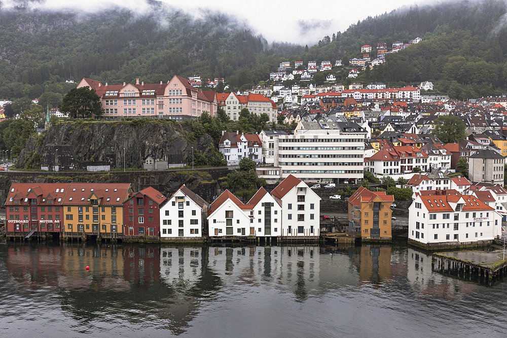7 - BERGEN  - IL FRONTE DEL PORTO CON I SUOI RIFLESSI.jpg
